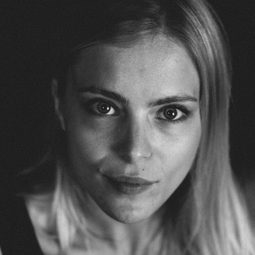 Emma Gojković 飾演 Jenn