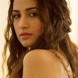 Gunesh Mehdizadeh 飾演 