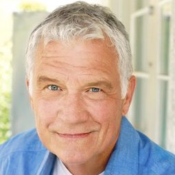 John Sanderford 飾演 Mac Chambers