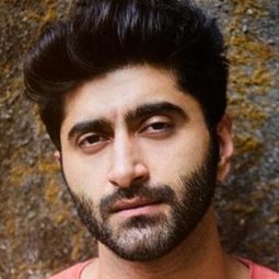 謝海爾·納亞爾 飾演 Yash Batra