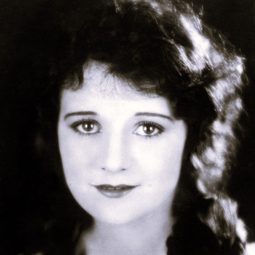 Alice Day - Two-Fisted Law演員 飾演Betty Owen