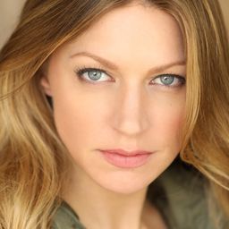 Jes Macallan 飾演 Grace Conner