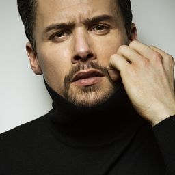 羅傑·貝魯佐 飾演 Julián