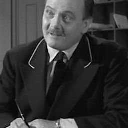 Arthur Gould-Porter 飾演 Sir Cedric Carstairs