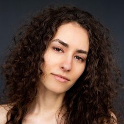 瑞秋·迪佩洛 飾演 Emily