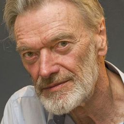 Keith Chanter 飾演 Man in Lift with Newspaper