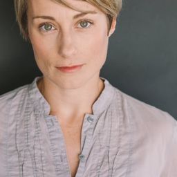 Jill Peterson 飾演 Friendly Surrogate