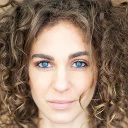 Carmel Amit 飾演 Member of Mob