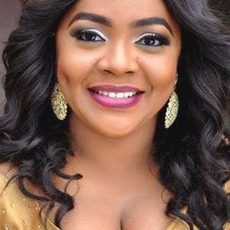 Helen Paul 飾演 Lecturer