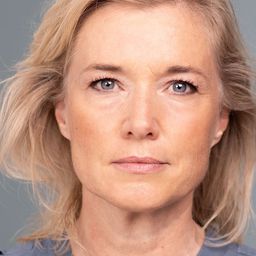 Lotten Roos 飾演 Doctor