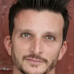 Aaron Behr 飾演 Cohort #1