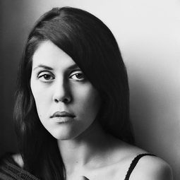 Daniela Golpashin 飾演 Elli