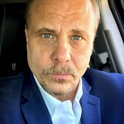 Dennis W. Hall 飾演 Freddie