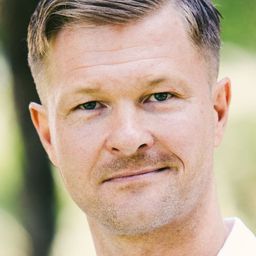 Egill Einarsson 飾演 Sævar K