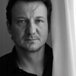 羅拔維奇域茲 飾演 Manager