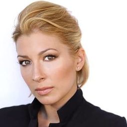 Blythe Auffarth 飾演 Alexa