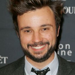 湯姆·偉拉 飾演 Self