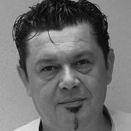 Pasquale D'Inca 飾演 Charles, le directeur de l'auditorium