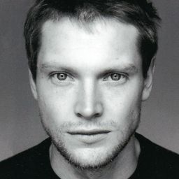 Simon Woods 飾演 Tyler