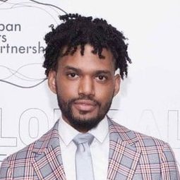 Devin Mojica 飾演 Cool Hat Guy