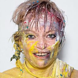 Els Deceukelier 飾演 Holly's Mother