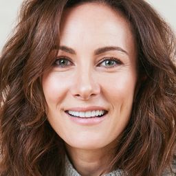 羅娜貝蘭蒂 飾演 Naomi