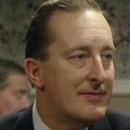 Peter Cellier 飾演 Museum Curator