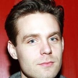 盧克·諾里斯 飾演 William Redfield