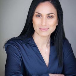 Kali Kopae 飾演 Mira Szászy