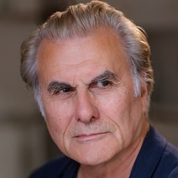 Oliver Cotton 飾演 King Henry IV