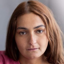 Hannah Lynch 飾演 Carer Joy