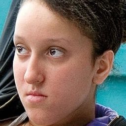 Esmeralda Ouertani 飾演 Esmeralda, student