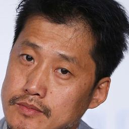 Liang Jingdong 飾演 