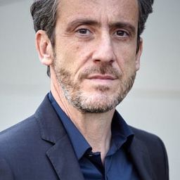 Alessandro Mor 飾演 Newspaper Director