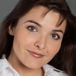 Marie Menges 飾演 Aurore