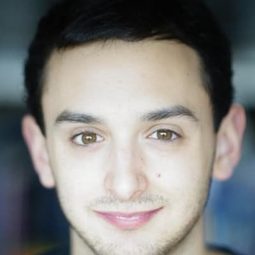 雨格斯·喬丹 - L'Esprit de famille演員 飾演L'employé du crématorium