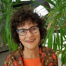 Eva Maria Giegl - 喵星人的奇思妙想演員 飾演Self - Paleogeneticist