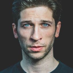 Slavko Popadic 飾演 Jusuf