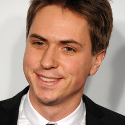 Joe Thomas 飾演 Simon Cooper