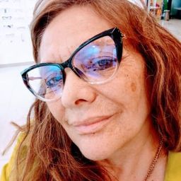 Déborah Vidret 飾演 Madre Cetarti 1