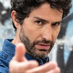 班尼·伊貝拉 飾演 Héctor