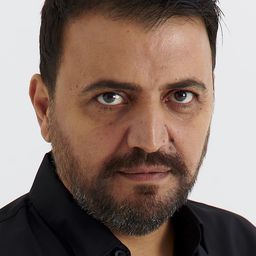 席娜希·尤特協瓦須 飾演 Yılmaz