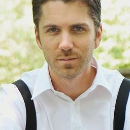 Matthew Kennedy 飾演 Cliff Robertson