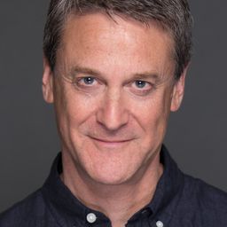 Daniel Libman 飾演 Roger