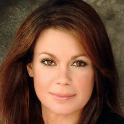 Kerry Sandomirsky 飾演 Ms. Weiner