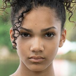 Maïmouna Mbacke 飾演 Charly Neumann