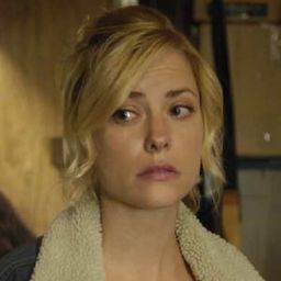 Amy Lalonde 飾演 Miss Pearce