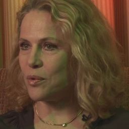 Zora Kerova 飾演 Carol