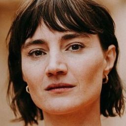 Paula Hans 飾演 Bettina