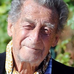 Jean Lacouture 飾演 Historian